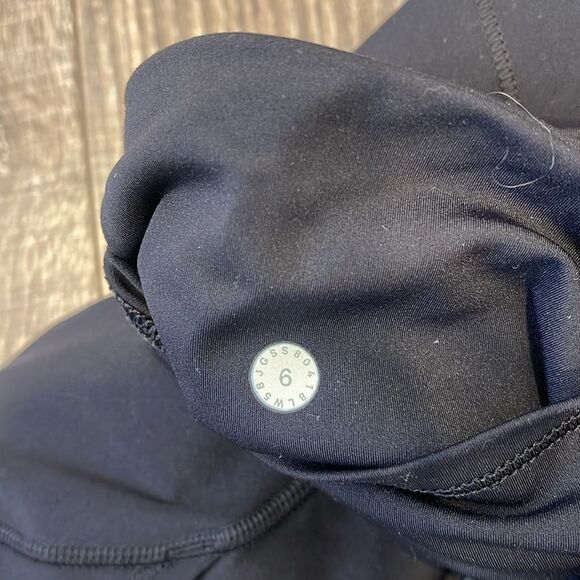 Lululemon Size 6 multi pocket reflective dot workout pants - Picture 5 of 6
